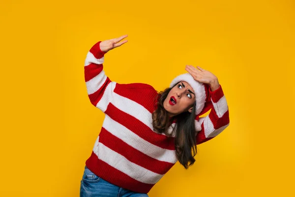 Asustado Divertido Chica Santa Hat Consigue Hasta Brazos Como Ella —  Fotos de Stock