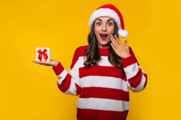Cerca Foto Hermosa Mujer Sonriente Emocionada Ropa Navidad Con Caja — Foto de Stock