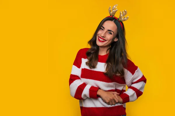 Hermosa Mujer Joven Divertida Suéter Invierno Rayas Sombrero Ciervo Cabeza —  Fotos de Stock