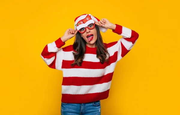 Loca Emocionada Hermosa Mujer Moderna Gafas Navidad Divertidas Sombrero Santa —  Fotos de Stock