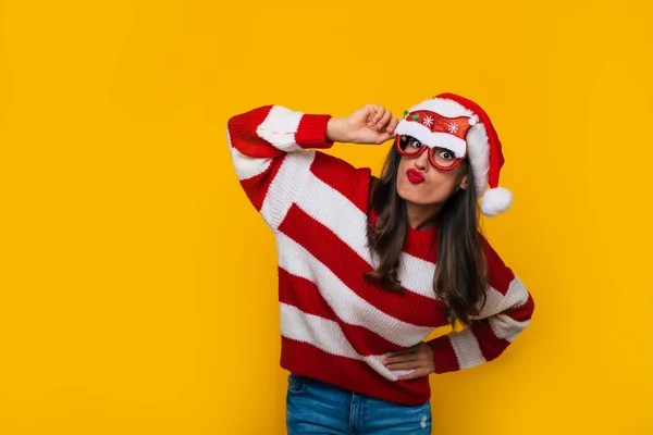 Loca Emocionada Hermosa Mujer Moderna Gafas Navidad Divertidas Sombrero Santa —  Fotos de Stock