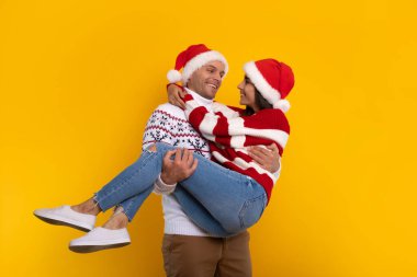 Yakışıklı, güçlü bir genç adam, Noel kutlamalarında eğlenirken ona gülümseyen tatlı bir kız arkadaş tutuyor..