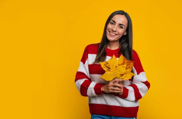 Cerca Foto Joven Sonriente Hermosa Chica Moda Suéter Rayas Con —  Fotos de Stock