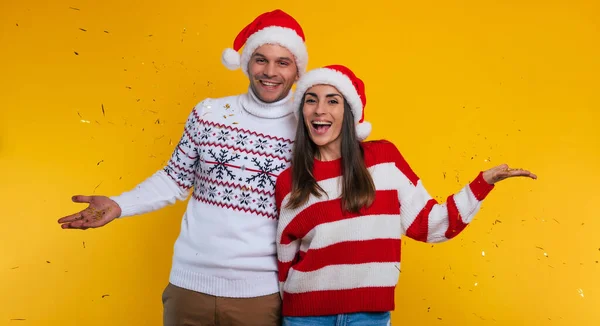 Zamknij Zdjęcie Podekscytowanej Młodej Pary Miłości Zimowych Swetrach Boże Narodzenie — Zdjęcie stockowe