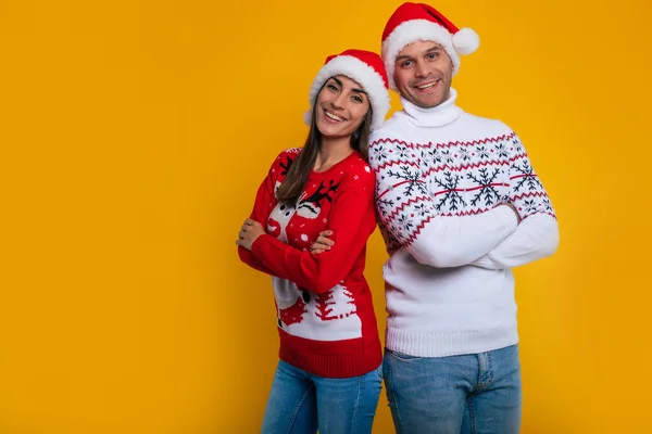 Cerca Foto Joven Pareja Emocionada Enamorada Suéteres Invierno Sombreros Navidad — Foto de Stock