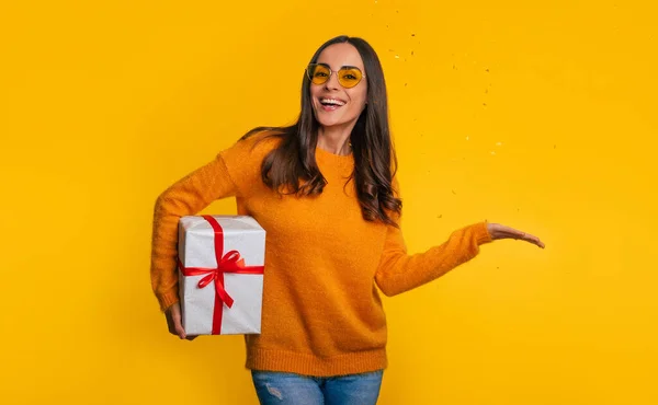 Gelukkig Moderne Vrouw Bril Met Geschenkdoos Hand Zoek Naar Camera — Stockfoto