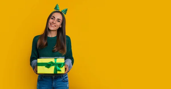 Hermosa Mujer Con Estilo Feliz Suéter Navidad Con Caja Presente —  Fotos de Stock