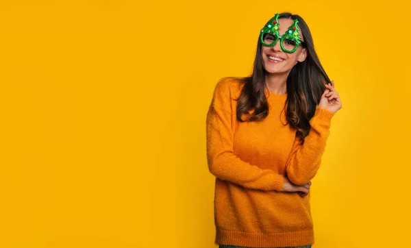 Preciosa Mujer Feliz Con Estilo Gafas Navidad Divertida Está Posando —  Fotos de Stock