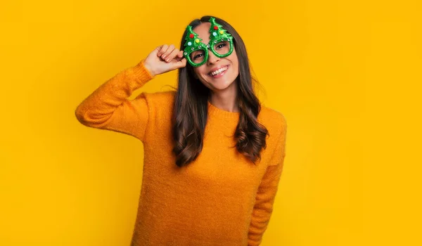 Cerca Foto Hermosa Mujer Feliz Con Estilo Gafas Navidad Divertidas —  Fotos de Stock