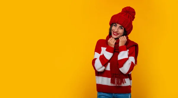 Närbild Foto Vacker Glad Brunett Kvinna Röd Vinter Hatt Och — Stockfoto