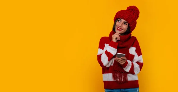 Retrato Mujer Hermosa Moderna Feliz Emocionada Sombrero Invierno Rojo Bufanda —  Fotos de Stock
