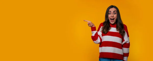 Banner Foto Una Hermosa Mujer Joven Sonriente Emocionada Suéter Mientras —  Fotos de Stock