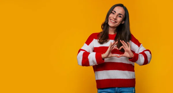 Cerca Foto Una Hermosa Feliz Joven Sonriente Con Suéter Rayas —  Fotos de Stock