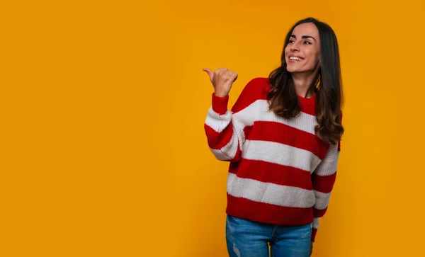 Feliz Excitada Encantadora Joven Sonriente Suéter Mientras Señala Publicidad Aislado —  Fotos de Stock