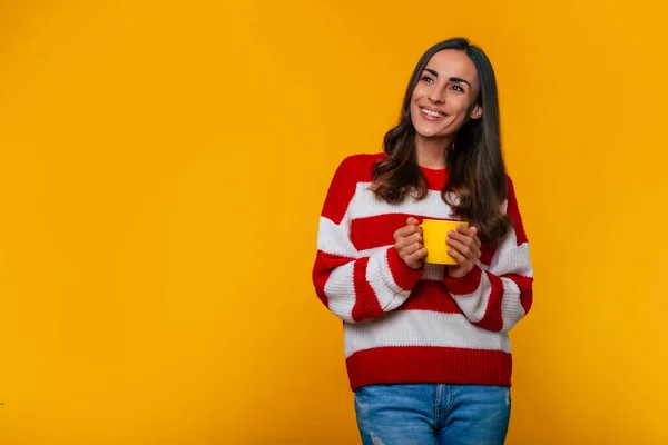 Sarı Çay Fincanı Olan Güzel Mutlu Esmer Kadının Yakın Fotoğrafını — Stok fotoğraf