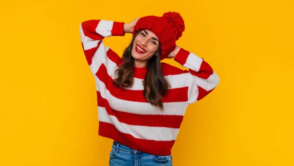 Cerca Foto Una Hermosa Mujer Morena Feliz Sombrero Invierno Rojo —  Fotos de Stock