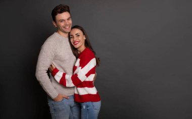 Birbirlerine sarılıp eğlenirken birbirlerine aşık mutlu ve modern bir çift. Romantik, aşk, ilişki ve Sevgililer Günü konsepti..