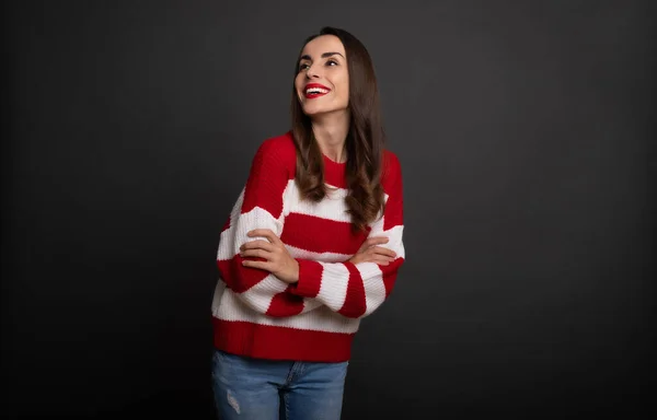 Szczęśliwy Modny Wspaniały Brunetka Kobieta Sweter Podczas Gdy Ona Uśmiecha — Zdjęcie stockowe