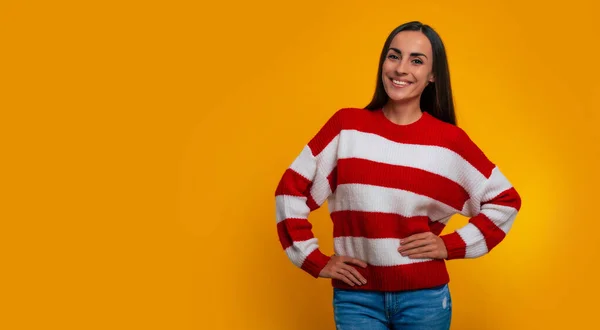 Feliz Mujer Morena Atractiva Con Estilo Suéter Mientras Sonríe Posa — Foto de Stock