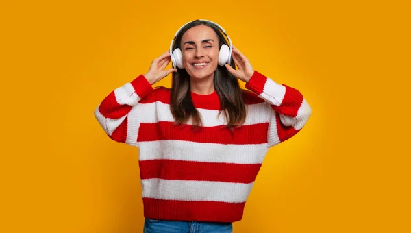 Close Portrait Happy Excited Smiling Woman While She Dancing Headphones — Stockfoto