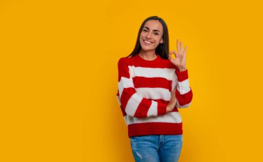 Her şey yolunda! Gülümseyen tatlı esmer kız stüdyodaki kamerada 