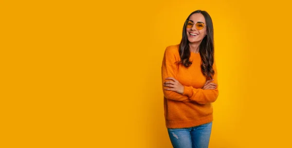 Portrait Happy Gorgeous Modern Woman Yellow Sweater Sunglasses While She — Stock fotografie