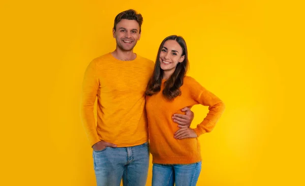 Lovely Young Couple Love Celebrating Valentines Day Wearing Yellow Sweaters — Stock fotografie