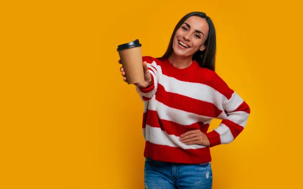 Kahve Senin Için Kamerada Bir Bardak Içki Gösterirken Kendine Güvenen — Stok fotoğraf