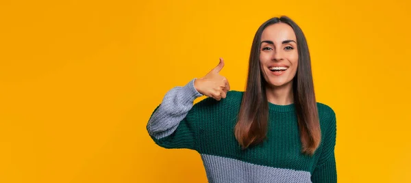 Portrait Smiling Beautiful Modern Brunette Woman While She Posing Casual — Stock fotografie