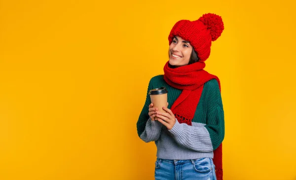 Kırmızı Şapkalı Eşarplı Mutlu Esmer Kadının Portresini Kapat Stüdyodaki Sarı — Stok fotoğraf