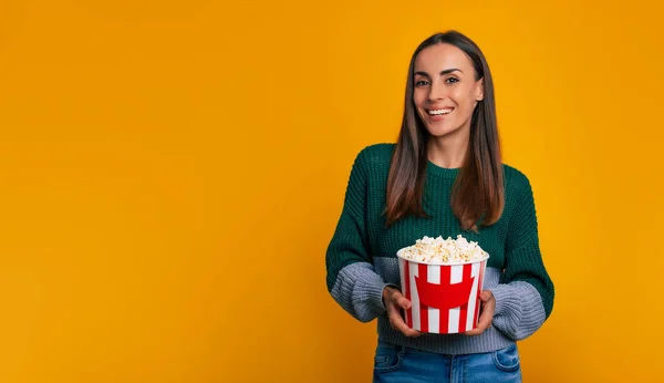 Session Blockbuster Portrait Young Gorgeous Brunette Girl While She Holds — Foto Stock