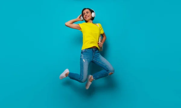 Foto Completa Excitada Atraente Gritando Mulher Moderna Camiseta Amarela Fones — Fotografia de Stock