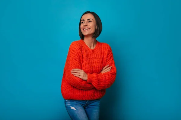 Hermosa Joven Morena Sonriente Suéter Color Brillante Está Posando Con —  Fotos de Stock
