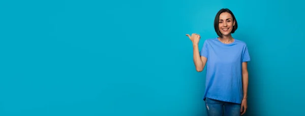 Широке Банерне Фото Усміхненої Красивої Молодої Брюнетки Стильною Зачіскою Синій — стокове фото