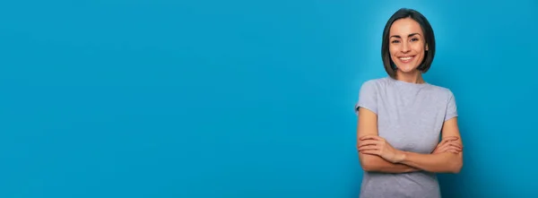 Foto Bandera Ancha Joven Morena Atractiva Feliz Con Peinado Elegante — Foto de Stock