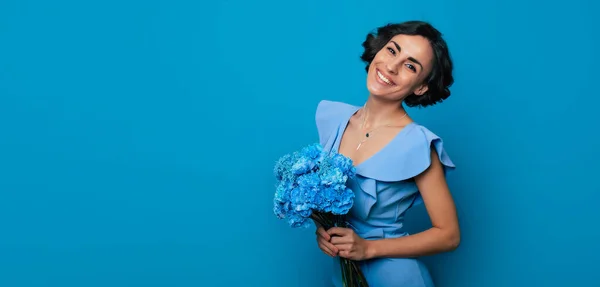 Gut Gekleidete Hinreißende Frau Hält Einen Strauß Blauer Blumen Ihren — Stockfoto