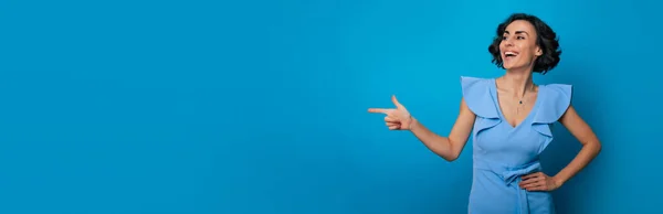 Foto Cerca Una Joven Hermosa Feliz Con Vestido Azul Que — Foto de Stock