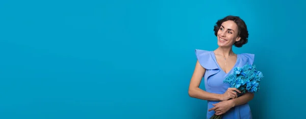 Geniş Pankartlı Parlak Mavi Elbiseli Genç Bir Kadın Elinde Mavi — Stok fotoğraf