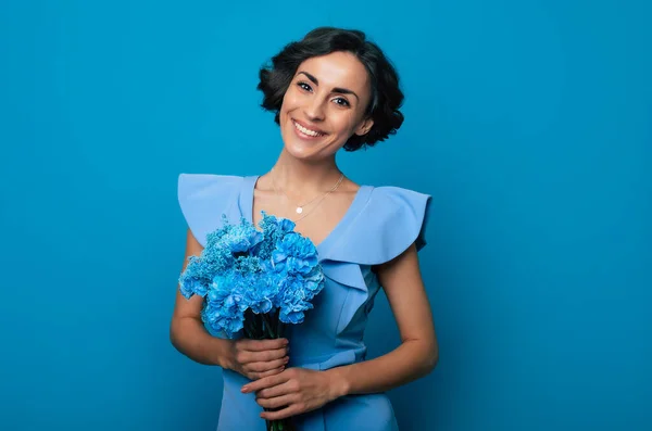 Portret Szczęśliwie Podekscytowanej Młodej Kobiety Eleganckiej Niebieskiej Sukience Pozuje Świeżym — Zdjęcie stockowe