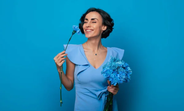 Portret Szczęśliwie Podekscytowanej Młodej Kobiety Eleganckiej Niebieskiej Sukience Pozuje Świeżym — Zdjęcie stockowe
