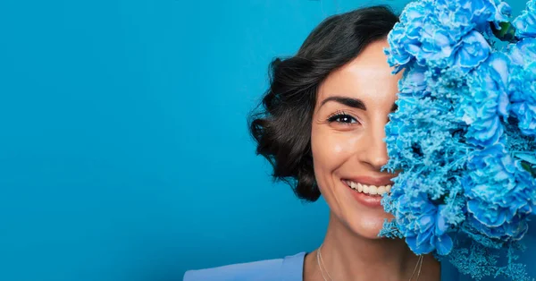 Retrato Una Mujer Hermosa Que Está Mirando Cámara Escondiendo Una Fotos De Stock Sin Royalties Gratis