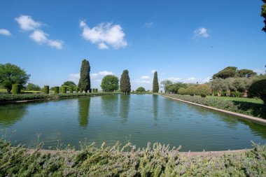 Villa Adriana (Tivoli, İtalya) - Pecile 'de yüzme havuzu