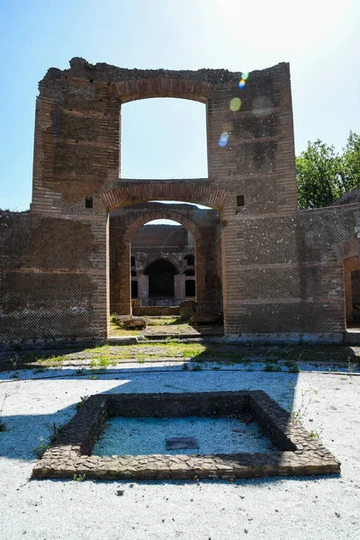 Villa Adriana (Tivoli, İtalya) - Edificio con tre esedre (Üç dış bina))