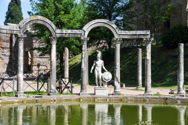 Villa Adriana (Tivoli, İtalya) - Canopus adlı havuzun kenarında Tanrı 'nın heykeli (gökyüzü olmadan))