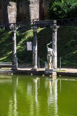 Villa Adriana (Tivoli, İtalya) - Canopus adlı havuzun kenarında Tanrı 'nın heykeli (gökyüzü olmadan))