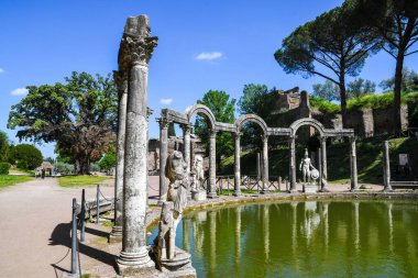 Villa Adriana (Tivoli, İtalya) - Canopus adlı havuzun kenarında Tanrı 'nın heykeli (mavi gökyüzünün arka planı))