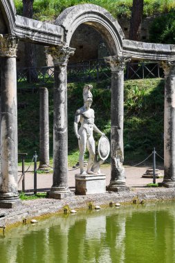 Villa Adriana (Tivoli, İtalya) - Canopus adlı havuzun kenarında Tanrı 'nın heykeli (gökyüzü olmadan))