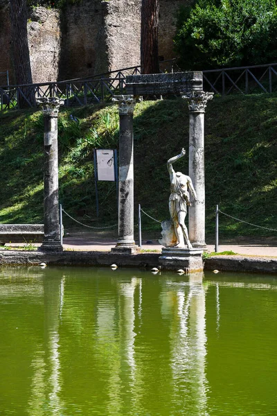 Villa Adriana (Tivoli, İtalya) - Canopus adlı havuzun kenarında Tanrı 'nın heykeli (gökyüzü olmadan))