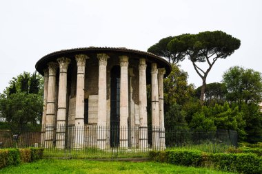 Roma (İtalya) - Forum Boario 'daki Tempio di Ercole Vprovoore (Hercules Victor Tapınağı), Piazza Bocca della Verit (Gerçeğin Ağzı))