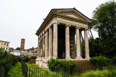 Roma 'daki antik kalıntılar (İtalya) - Forum Boario' daki Tempio di Portuno (Portunus Tapınağı), Piazza Bocca della Verit (Gerçeğin Ağzı))